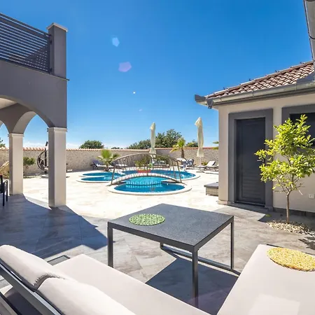 ヴィラ Dalmatinac *